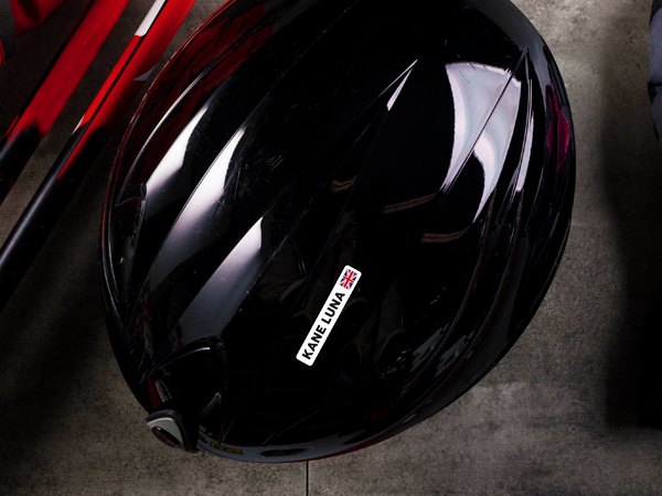 Witte naamsticker met vlag op een zwarte skihelm